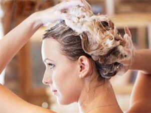 Použitie liečivého šampónu na príznaky psoriázy